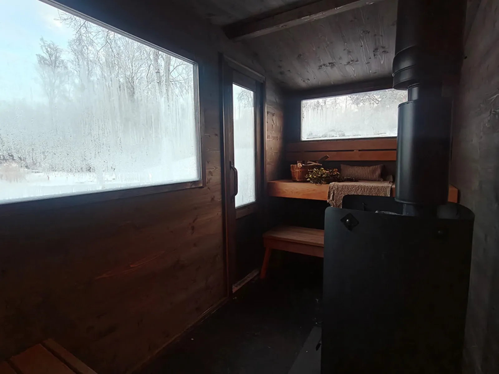 In the Lapelland Sauna S B model, the benches are positioned on both end walls, providing space for up to six bathers.