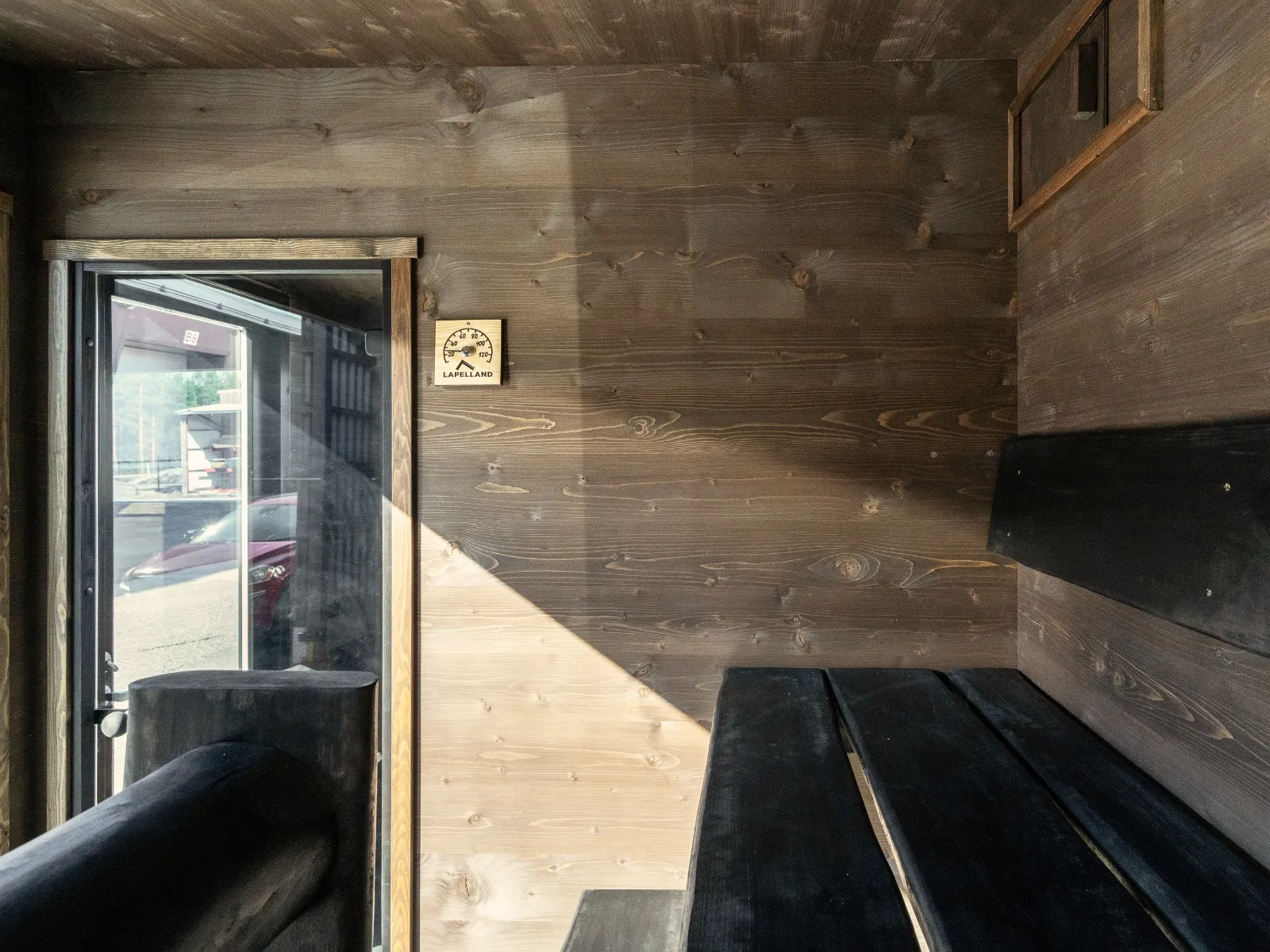 lapelland-sauna-m-black-benches